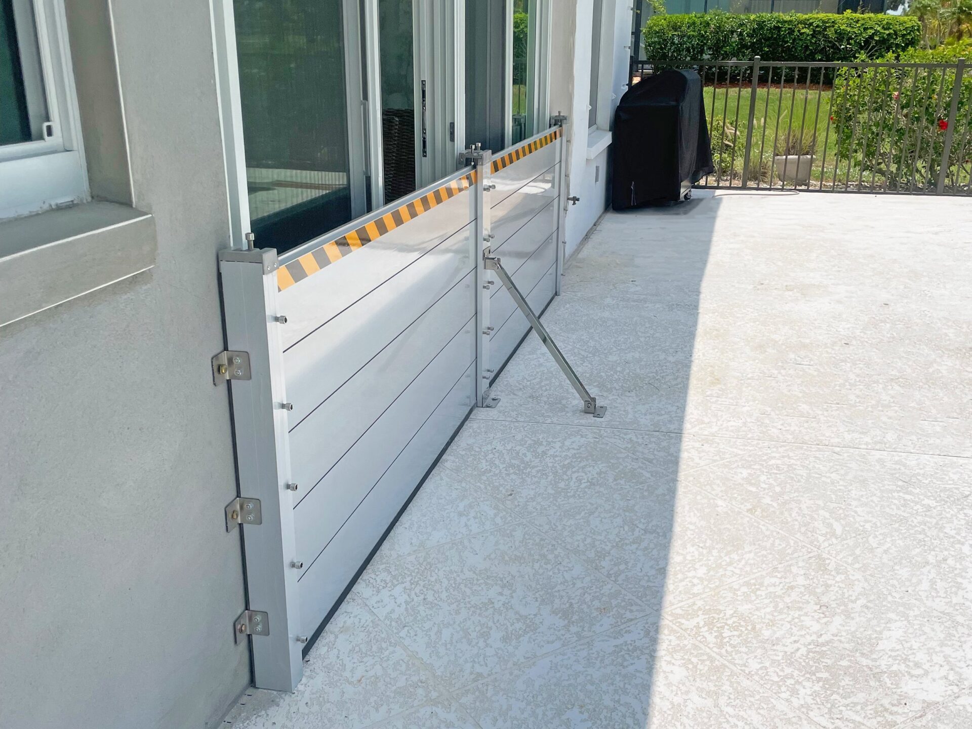 flood barrier system with supports